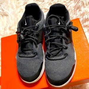 COPY - NIKE GREY/WHITE SIZE 5.5Y boys